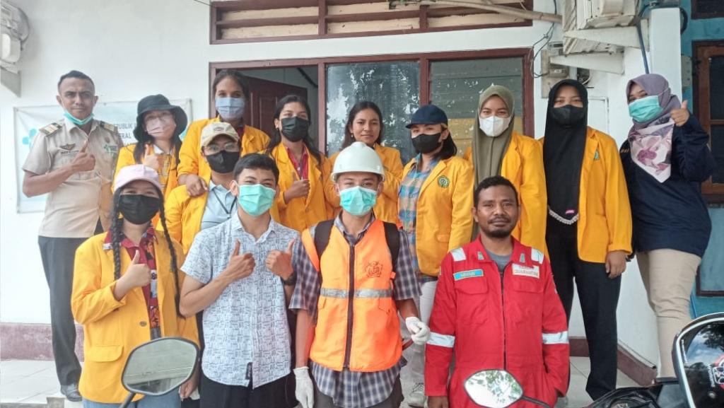 Pengendalian Lalat di Wilayah Pelabuhan Laut Bolok bersama mahasiswa magang Fakultas Kesehatan Masyarakat Universitas Nusa Cendana Kupang