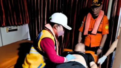 BKK Kelas I Kupang Bersama Tim Gabungan Evakuasi Crew Kapal Asing yang Mengalami Kedaruratan Medis di Perairan Kupang